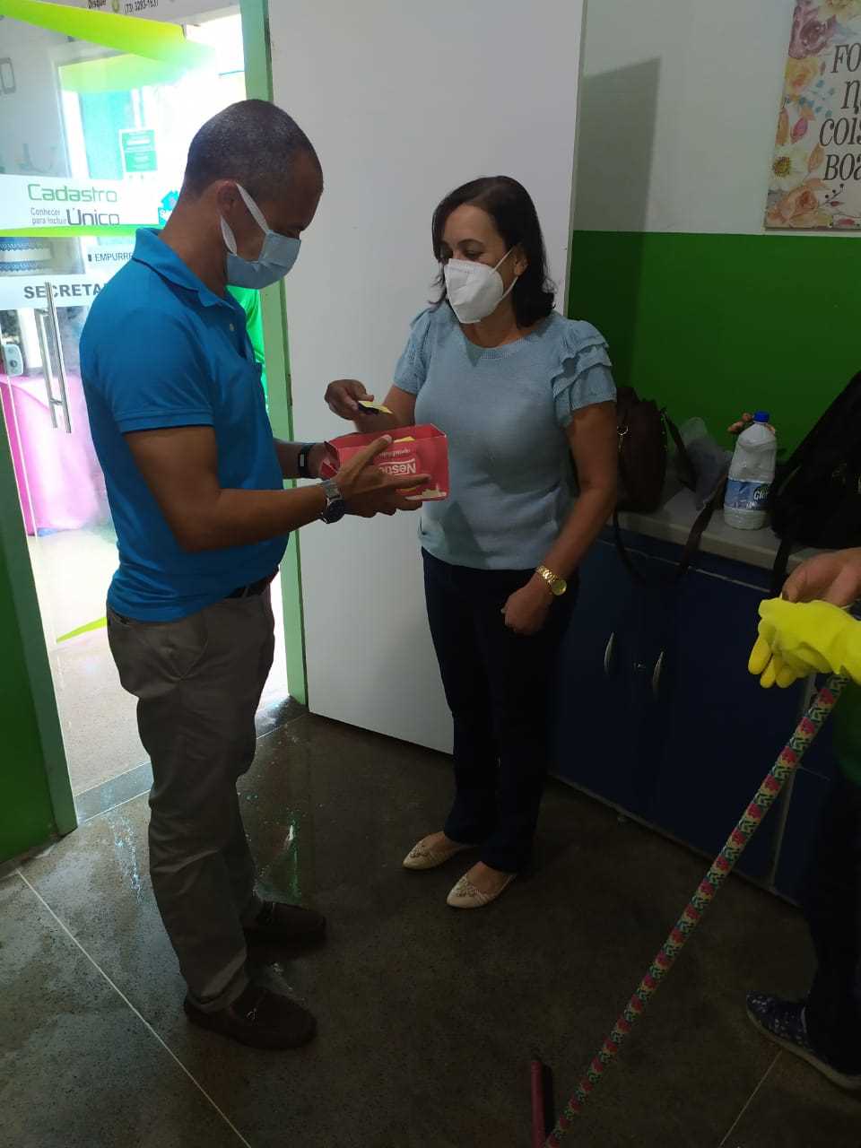 Camacã: Prefeito Paulo do Gás recebe funcionários com bombons

